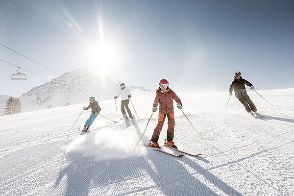 Skifahren im Familienurlaub im Tiroler Oberland im Winter