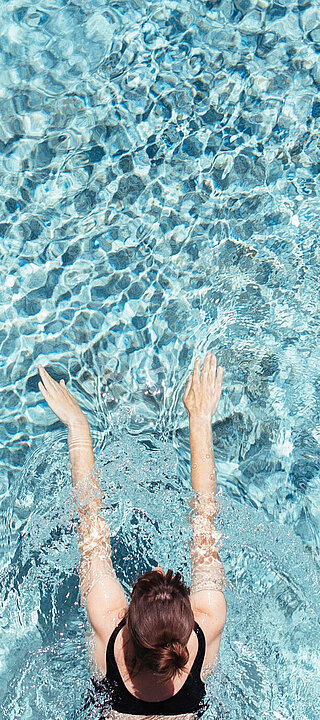 Frau beim Outdoor Pool im Wellnesshotel Truyenhof