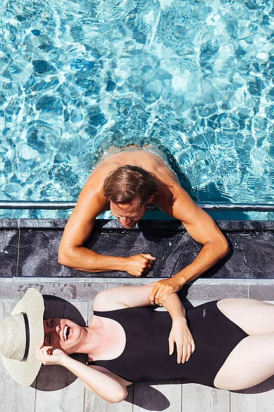 Paar beim Outdoor Pool im Wellnesshotel Truyenhof