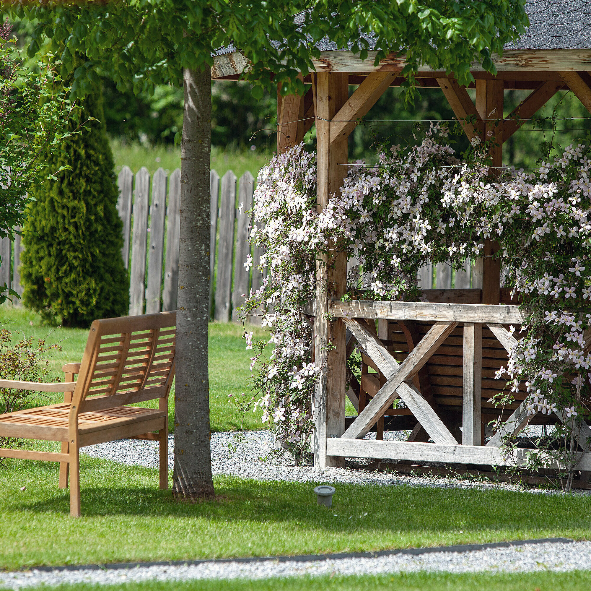 Gartenanlage mit einem Pavillon im Hotel Truyenhof