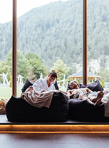 Paar beim Wellnessurlaub in Tirol im Hallenbad vom Hotel Truyenhof