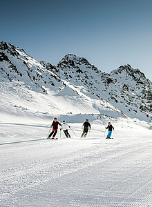 Skifahren im Familienurlaub im Tiroler Oberland im Winter