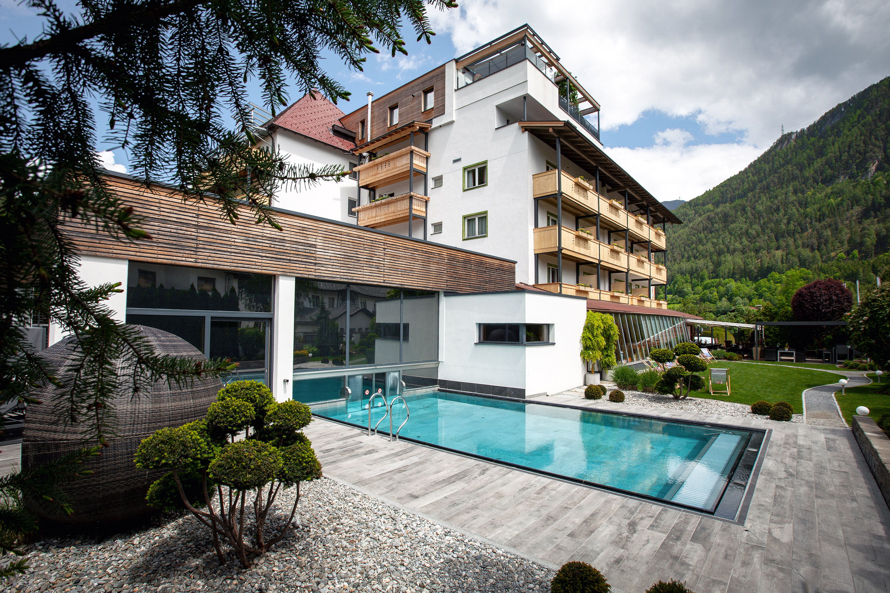 Outdoor Pool im Hotel Truyenhof in Tirol