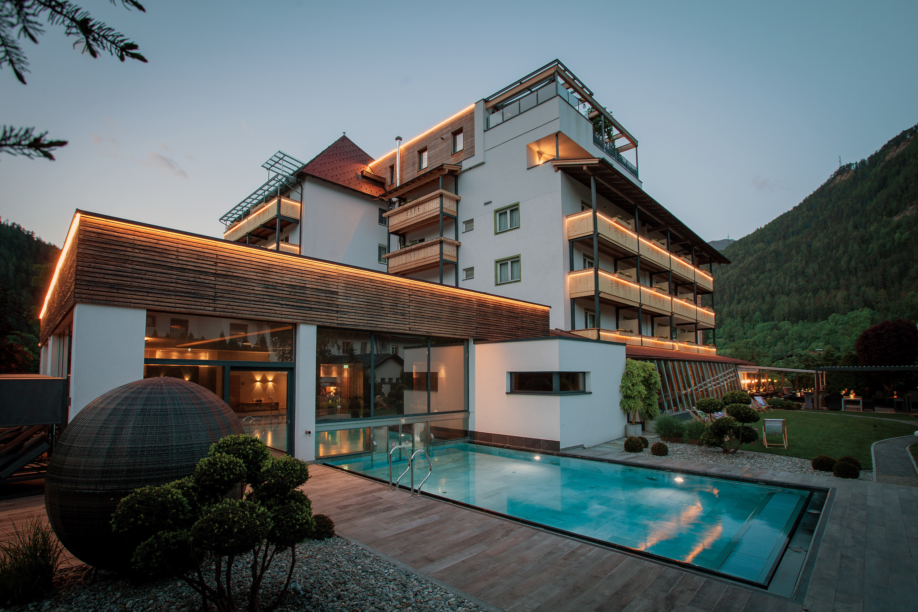 Outdoor Pool im Hotel Truyenhof in Tirol